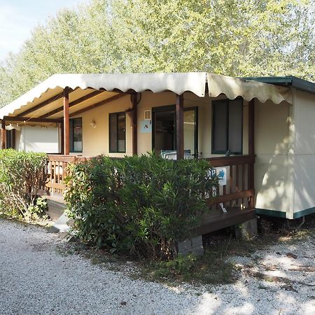 Comfortabele Familie Chalets Met Veranda Incl Airco Dichtbij Zee! Viareggio Luaran gambar