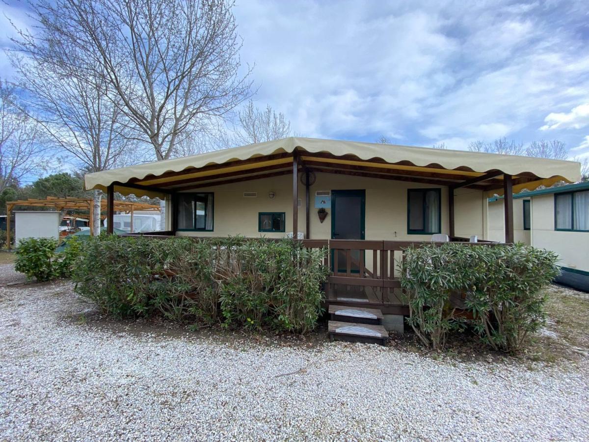 Comfortabele Familie Chalets Met Veranda Incl Airco Dichtbij Zee! Viareggio Luaran gambar